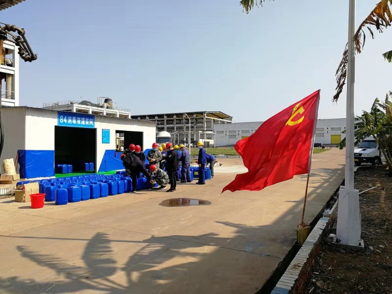2.2020年2月18日，廣西柳化氯堿公司生產(chǎn)、罐裝84消毒液，助力疫情防控。.jpg